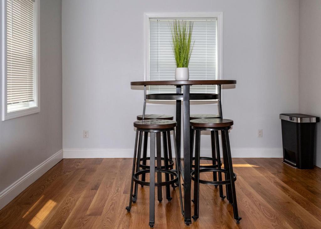 Queen Bed - Boston - Rm 3 Stoneham 외부 사진