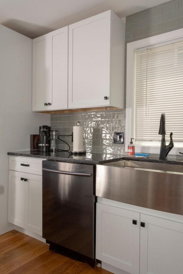 Queen Bed - Boston - Rm 3 Stoneham 외부 사진