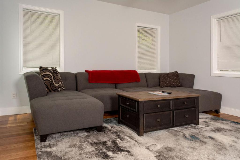 Queen Bed - Boston - Rm 3 Stoneham 외부 사진